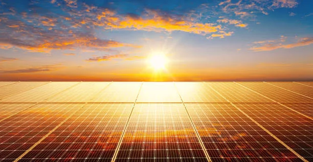 Pannelli fotovoltaici al tramonto